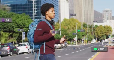 Karşıdan karşıya geçen cep telefonu tutan iki ırklı adamın çoklu uyarı çubukları. Dijital bileşik, çoklu pozlama, iş, büyüme, sosyal medya anımsatıcı ve teknoloji kavramı.