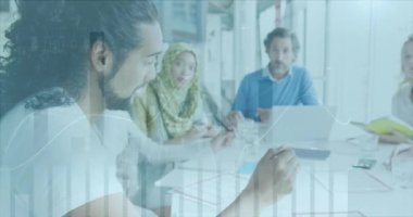 Ofisteki çeşitli iş adamları üzerinde finansal veri işleme animasyonu. Küresel hesaplama, dijital arayüz ve veri işleme kavramı dijital olarak oluşturulmuş video.