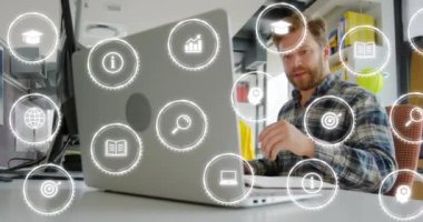 Ofiste cep telefonu ve dizüstü bilgisayar kullanan beyaz bir adamın etrafında daireler çizerek çoklu simge oluşturulması. Dijital bileşim, çoklu pozlama, rapor, iş dünyası, küreselleşme, eğitim ve teknoloji kavramı.