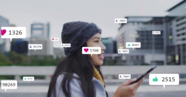 Akıllı telefon hoparlöründen konuşan melez bir kadın için çoklu uyarı çubuğu. Dijital bileşim, çoklu pozlama, iş, sosyal medya anımsatıcı ve teknoloji kavramı.