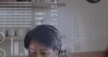 Evde çalışan melez bir kadın üzerinde kesilen kafanın üzerinde bilgi arayüzü animasyonu. Dijital bileşik, çoklu pozlama, rapor, iş, büyüme, ilerleme ve küresel konsept.