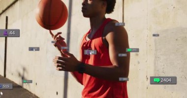 Çift ırklı oyuncuların parmak üzerinde basketbol oynaması üzerine çoklu uyarı çubukları. Dijital kompozit, çoklu pozlama, iş, sosyal medya anımsatıcı, spor ve rekabet kavramı.