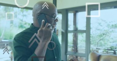 Akıllı telefondan konuşan yaşlı çift ırklı adamın üzerinde ok ve geometrik şekillerin animasyonu. Dijital bileşik, çoklu pozlama, yön, büyüme, emeklilik, iletişim ve teknoloji kavramı.