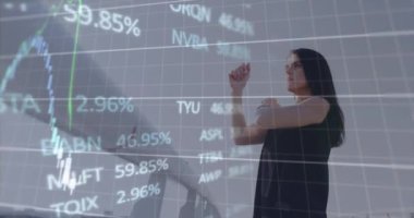 Beyaz kadın üzerinde esneme hareketleri yapan grafiklerin ve alım satım tahtalarının animasyonu. Dijital bileşik, çoklu pozlama, rapor, iş, büyüme, fitness ve borsa konsepti.