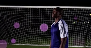 Afrika kökenli Amerikan futbolcunun kale direğine karşı topu durdurması üzerine 5G metnin animasyonu. Dijital kompozit, çoklu pozlama, şekil, telekomünikasyon, spor ve rekabet konsepti.