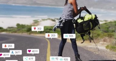 Melez kadınların yoldan çantalarını almaları ile ilgili bilgilendirme çubukları. Dijital bileşik, çoklu pozlama, iş, büyüme, macera, sosyal medya anımsatıcı ve teknoloji kavramı.