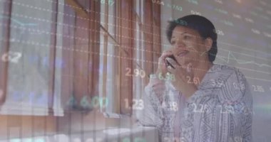 Pencerenin yanında duran ve cep telefonuyla konuşan melez bir kadının ticaret tahtası animasyonu. Dijital bileşik, çoklu pozlama, iş, borsa, iletişim ve teknoloji kavramı.