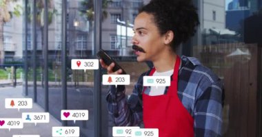 Çift ırklı adamın hoparlörden konuşması üzerine çoklu uyarı çubukları. Dijital bileşik, çoklu pozlama, iş, büyüme, sosyal medya anımsatıcı ve teknoloji kavramı.