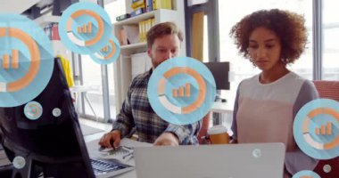 Muhtelif iş arkadaşlarının ofiste tartıştıkları birden fazla grafik simgesinin animasyonu. Dijital bileşik, çoklu pozlama, rapor, iş, planlama, takım çalışması ve teknoloji kavramı.