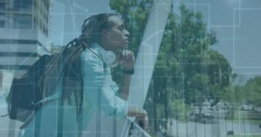 Şehirdeki köprünün üzerinde duran düşünceli melez adamın çoklu grafiklerinin animasyonu. Dijital bileşik, çoklu pozlama, rapor, büyüme, soyut, iş ve mimari kavramı.