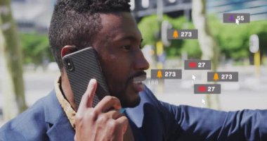 Afro-Amerikan bir adamın akıllı telefondan konuşmasının ardından bilgilendirme barlarının animasyonu. Dijital bileşim, çoklu pozlama, iş, sosyal medya anımsatıcı ve teknoloji kavramı.