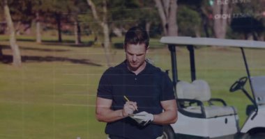 Grafikler, numaralar, alım satım tahtaları, golf sahasında not defterine yazan beyaz adam. Dijital bileşik, çoklu pozlama, rapor, iş, büyüme, borsa ve spor kavramı.