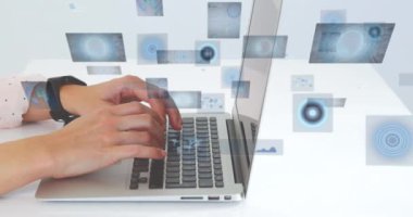 Bilgisayarda çalışan beyaz bir kadının orta kesiminde radarların, dairelerin ve kürelerin animasyonu. Dijital bileşik, çoklu pozlama, sonar, daire, küreselleşme ve teknoloji konsepti.