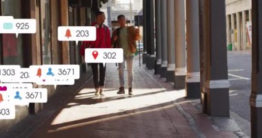 Çeşitli arkadaşların sokakta yürürken tartışmaları üzerine çoklu uyarı çubuklarının canlandırılması. Dijital bileşim, çoklu pozlama, iş, birliktelik, sosyal medya anımsatıcı ve teknoloji.