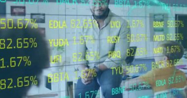 Çeşitli öğrencilerin öğretmenlerine soru sormak için el kaldırması üzerine ticaret kurulu ve dünyanın animasyonu. Dijital bileşim, iş dünyası, borsa, çocukluk, okul ve küreselleşme kavramı.