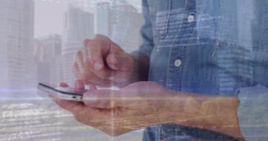 Animasyon grafikleri, ikili kodlar, bilgisayar dili, şehir, cep telefonu kullanan beyaz adamın orta bölümü. Dijital bileşik, çoklu pozlama, rapor, iş, kodlama, mimari ve teknoloji.