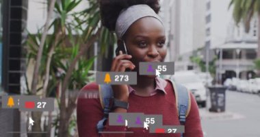 Afrika kökenli Amerikalı bir kadının akıllı telefondan konuşması üzerine çoklu uyarı barlarının canlandırılması. Dijital bileşim, çoklu pozlama, iş, sosyal medya anımsatıcı ve teknoloji kavramı.