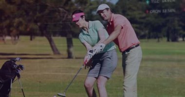 Grafiklerin animasyonu, golf sahasında golf oynamayı öğreten beyaz adamın ticaret kurulu. Dijital bileşim, aşk, birliktelik, rapor, iş, büyüme, borsa ve spor kavramı.