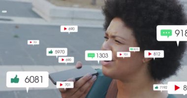 Cep telefonu hoparlöründen gülümseyen melez bir kadının tebligat çubuğu. Dijital bileşim, çoklu pozlama, iş, sosyal medya anımsatıcı ve teknoloji kavramı.