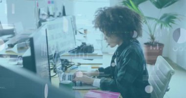 Ofisteki iki ırklı iş kadınıyla ilgili finansal veri işleme animasyonu. Küresel hesaplama, dijital arayüz ve veri işleme kavramı dijital olarak oluşturulmuş video.