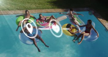 Yüzme havuzunda eğlenen şişme halkalardaki farklı arkadaşların üzerindeki ikonların akış çizelgesinin animasyonu. Dijital bileşim, çoklu pozlama, iletişim, yön, arkadaşlık ve birliktelik kavramı.