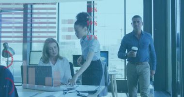 Ofisteki çeşitli iş adamları üzerinde finansal veri işleme animasyonu. Küresel hesaplama, dijital arayüz ve veri işleme kavramı dijital olarak oluşturulmuş video.