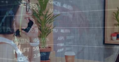 Kafelerde cep telefonuyla konuşan gülümseyen Asyalı kadın için grafiklerin ve alım satım tahtasının animasyonu. Dijital bileşik, çoklu pozlama, rapor, iş dünyası, borsa, içecek ve teknoloji kavramı.