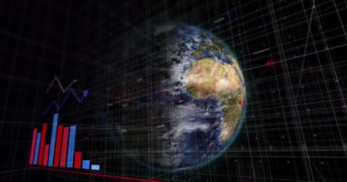 Çoklu grafiklerin ve bilgisayar dilinin siyah arkaplan karşısında dönen dünyanın animasyonu. Dijital olarak üretilmiş, hologram, illüstrasyon, rapor, iş dünyası, kodlama, küreselleşme ve teknoloji.