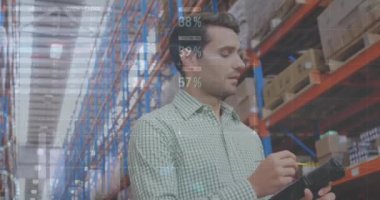 Depodaki envanteri kontrol eden beyaz adamın bilgi arayüzü animasyonu. Dijital bileşik, çoklu pozlama, rapor, iş, nakliye, dağıtım ve küresel ve teknoloji.