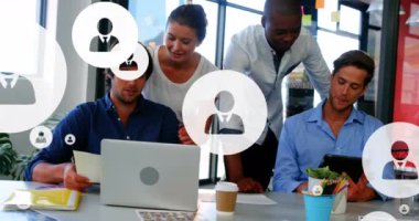 Dizüstü bilgisayar ve dijital tablet hakkındaki raporları tartışan çeşitli iş arkadaşlarının profil simgelerinin canlandırılması. Dijital bileşik, çoklu pozlama, iş, planlama, takım çalışması ve teknoloji kavramı.