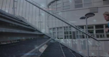 Beyaz adamın merdivenlerden koşarak çıkması üzerine yazılar, sayılar, harfler ve sembollerin canlandırılması. Dijital bileşik, çoklu pozlama, rapor, parola, büyüme, iş, fitness ve teknoloji kavramı.