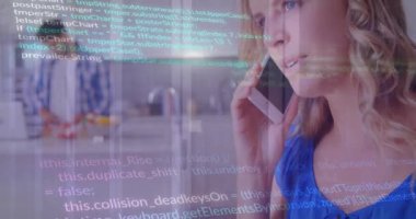 Akıllı telefondan konuşan beyaz bir kadın üzerinde QR kodu ve bilgisayar dili animasyonu. Dijital bileşik, çoklu pozlama, bankacılık, barkod, kodlama, programlama dili ve teknoloji kavramı.