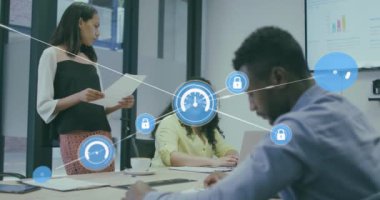 Ofiste raporları tartışan farklı iş arkadaşlarının çizgileriyle bağlantılı simgelerin canlandırılması. Dijital bileşik, çoklu pozlama, koruma, planlama, takım çalışması ve teknoloji kavramı.