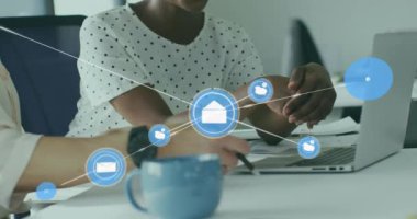 Dizüstü bilgisayardaki raporları tartışan çeşitli kadın iş arkadaşlarının çizgileriyle bağlantılı simgelerin canlandırılması. Dijital bileşik, çoklu pozlama, planlama, takım çalışması, iletişim ve teknoloji kavramı.