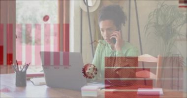 Virüs ve kan hücrelerinin animasyonu, dizüstü bilgisayarda çalışan ve cep telefonuyla konuşan melez kadın. Grafikler, dijital kompozit, rapor, iş dünyası, enfeksiyon, anatomi ve teknoloji kavramı.