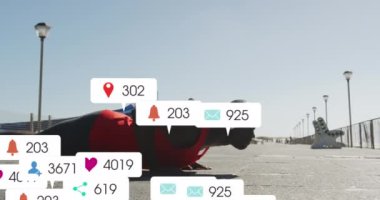 Kulaklık takan ve şınav çeken Afrika kökenli Amerikalı bir sporcunun animajı. Dijital bileşik, çoklu pozlama, egzersiz, eğitim, spor, sosyal medya anımsatıcı, teknoloji.