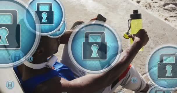 피곤한 아프리카계 미국인 스마트 보고에 자물쇠 아이콘의 애니메이션 디지털 스포츠 — 비디오