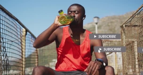 Animacja Pasków Powiadomień Afrykański Amerykański Sportowiec Pijący Wodę Patrzący Smartwatch — Wideo stockowe
