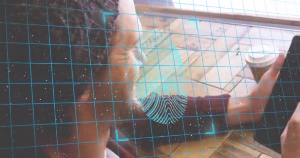 デジタルタブレットでスクロールする慎重な人間の上の盾の指紋とパドロックのアニメーション デジタル複合 複数の露出 生体認証 セキュリティ テクノロジーコンセプト — ストック動画