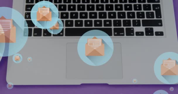 아이콘에 편지의 애니메이션 플레이트에 노트북과 크로이센트의 디지털 메시지 식용품 — 비디오