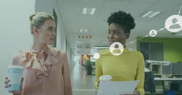 Çizgilerle Bağlantılı Simgelerin Canlandırılması Ofiste Yürürken Tartışan Çeşitli Kadın Arkadaşları — Stok video