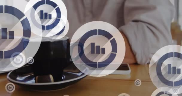 コーヒーカップを閉じたグラフアイコンのアニメーション ラップトップで作業する白人男性の真ん中 デジタル複合 複数の露出 レポート ビジネス 技術コンセプト — ストック動画