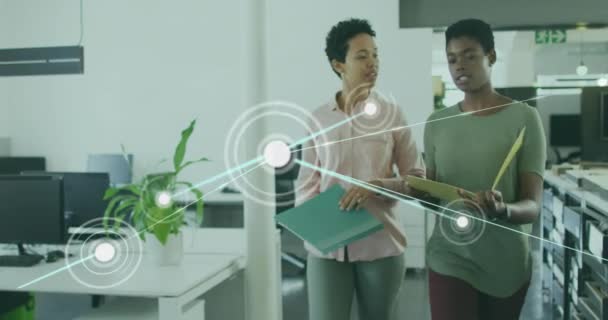 多様な女性の同僚をめぐるコネクテッドドットのアニメーションは オフィスで歩いている間にレポートを議論します デジタル複合 複数の露出 プランニング チームワーク コミュニケーション テクノロジーコンセプト — ストック動画