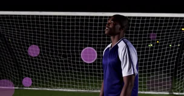 Animacja Tekstu Kręgach Nad Afrykańskim Amerykańskim Piłkarzem Zatrzymującym Piłkę Przed — Wideo stockowe