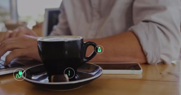 多个图标的动画 咖啡杯的闭合 在笔记本电脑上工作的高加索人的中间部分 数字合成 多重接触 循环利用 饮料和技术概念 — 图库视频影像