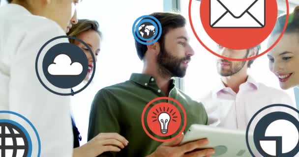 Animación Múltiples Iconos Sobre Diversos Compañeros Trabajo Pie Discutiendo Tableta — Vídeo de stock