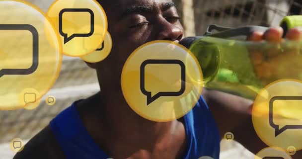 Animacja Ikon Pudełek Wiadomościami Zmęczony Afrykański Sportowiec Pijący Wodę Treningu — Wideo stockowe