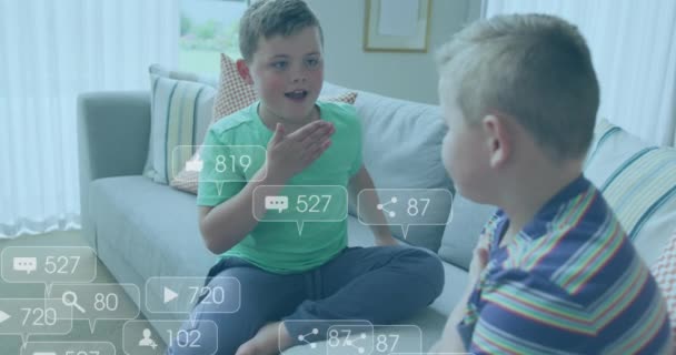 自宅で遊んでいる白人子供を超える通知バーのアニメーション デジタル複合 複数の露出 子供時代 トータルネス ソーシャルメディアリマインダー テクノロジーコンセプト — ストック動画