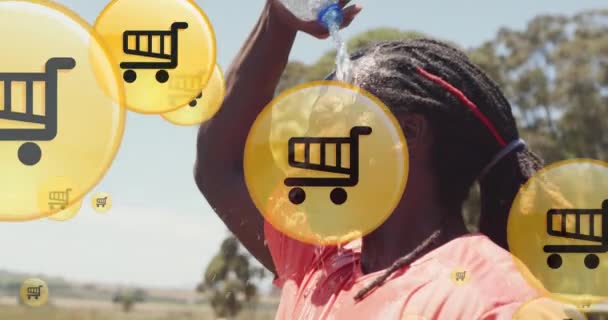 サークルのショッピングカートアイコンのアニメーション 頭に水を注ぐアフリカ系アメリカ人男性 デジタル複合 複数の露出 スポーツ 抽象的なコンセプト — ストック動画