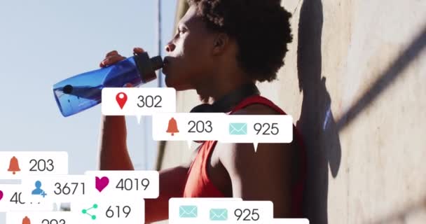 Animación Iconos Cambio Número Barras Notificación Atleta Afroamericano Bebiendo Agua — Vídeo de stock